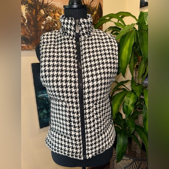 EUC RUE21 black and white checkers puff vest, zip up Sz M - Picture 1 of 6